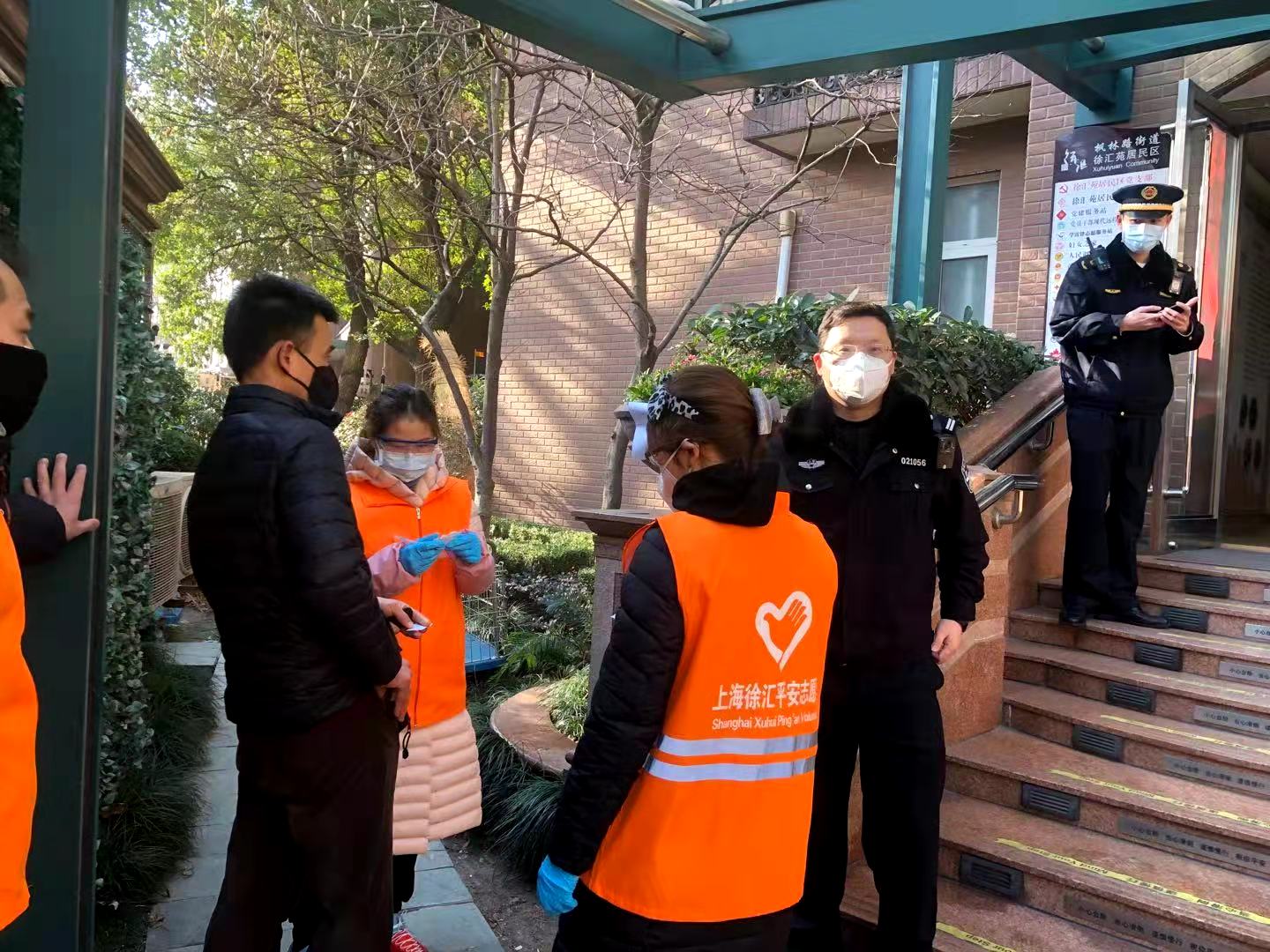 进博安保与疫情防控两不误,来看社区民警与徐汇苑防疫的那些事